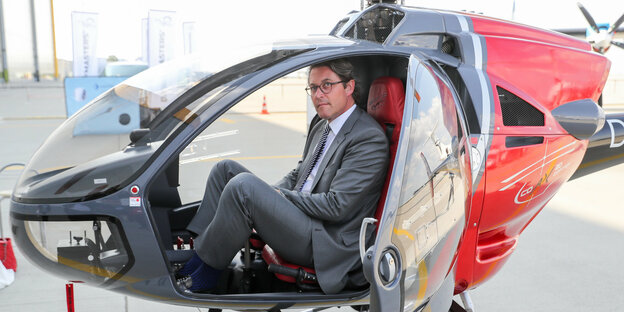 ein Mann sitzt in einem Hubschrauber
