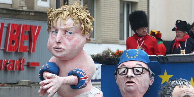Pappmaschee-Figuren von Boris Johnson und Jean-Claude Juncker