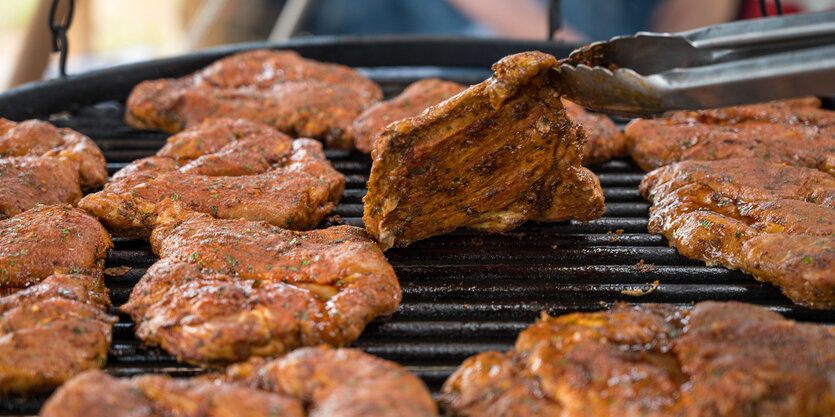 Bei den ersten Europäischen Schwenkmeisterschaften liegt ein Schwenkergrill voll mit Fleisch.