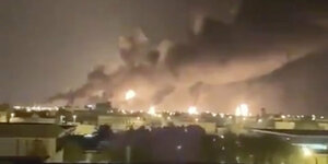 Über der Ölraffinerie Abqaiq steigt Rauch in den Himmel