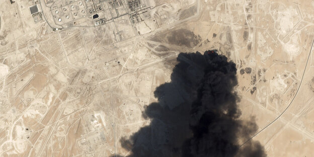 Schwarzer Rauch steigt von den angegriffenen Ölraffinerien in Saudi-Arabien auf