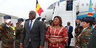 Kongos Präsidentenpaar steht vor dem Regierungsflugzeug, Soldatinnen salutieren