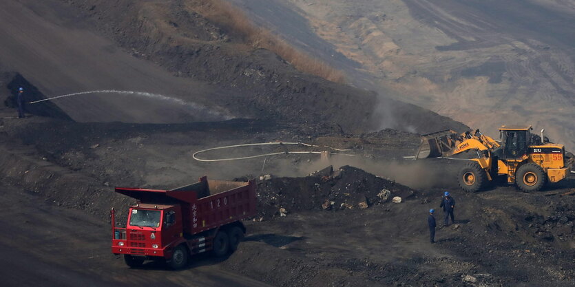 gigantische Braunkohlegrube mit Bagger und Laster