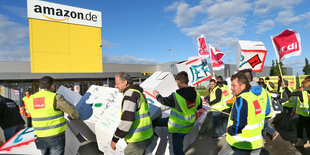 Gewerkschafter protestieren vor dem Amazon-Standort in Graben bei Augsburg (Bayern)