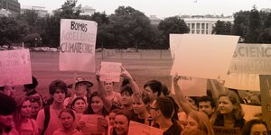 junge Leute demonstrieren, im Hintergrund das Weiße Haus