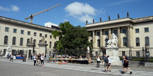 Das Gebäude und der Haupteingang zur Humboldt-Universität (HU Berlin)