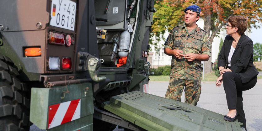 Annegret Kramp-Karrenbauer vor einem Militärfahrzeug