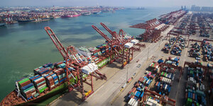 Ein Containerschiff liegt im Hafen der ostchinesischen Stadt Qingdao.