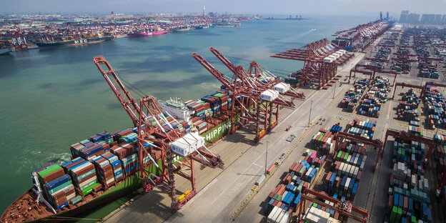 Ein Containerschiff liegt im Hafen der ostchinesischen Stadt Qingdao.