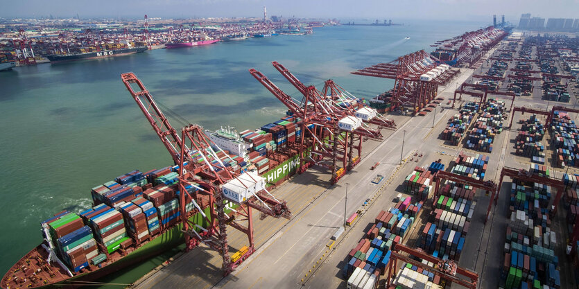 Ein Containerschiff liegt im Hafen der ostchinesischen Stadt Qingdao.