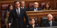 Der amtierende Ministerpräsident von Spanien spricht im spanischen Parlament und gestikuliert