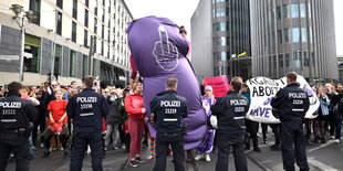 Gegendemonstranten haben ein Banner mit einem ausgestreckten Mittelfinger entrollt waehrend des Marsch für das Leben.