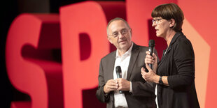 Norbert Walter-Borjans (Mitte) mit Saskia Esken