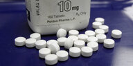 Weiße Tabletten vor einer Dose mit dem Firmenlogo von Purdue Pharma