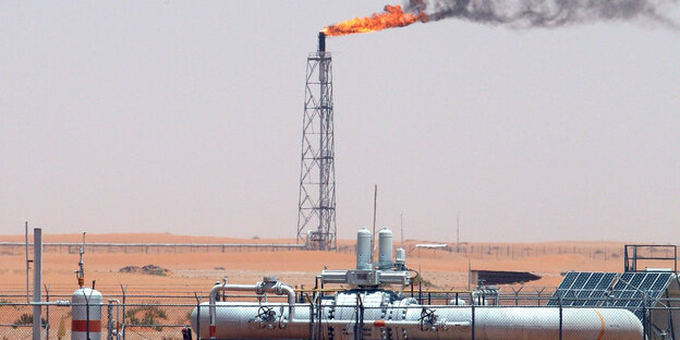 Technische Anlagen stehen auf dem Khurais-Ölfeld, das rund 160 Kilometer von Riad entfernt liegt.