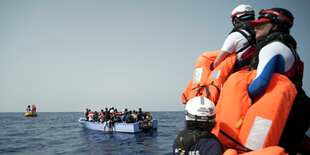 Menschen auf Booten im Meer