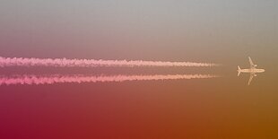 flugzeug vor blauem himmel mit Kondensstreifen