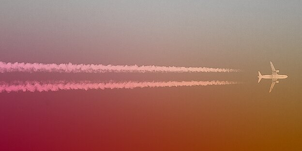 flugzeug vor blauem himmel mit Kondensstreifen