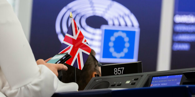 Eine Fahne des Vereinigten Königreiches steht während einer Plenarsitzung des Europäischen Parlaments auf dem Tisch der Abgeordneten Lucy Harris von der Brexit-Partei.
