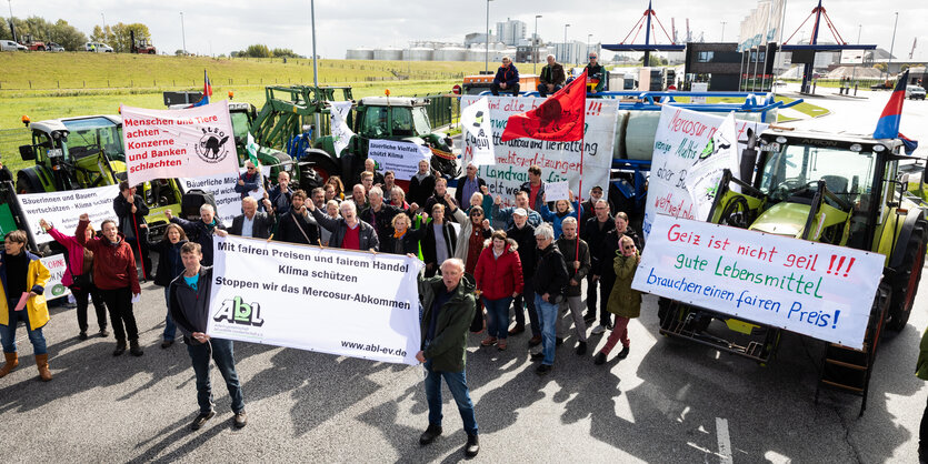 Bauern bestzen Hafen in Brake