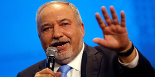 Avigdor Lieberman spricht in ein Mikrophon