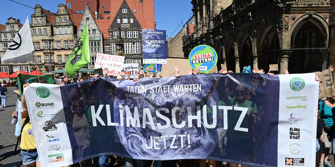 Transparente auf einer Demo von Fridays for Future Bremen