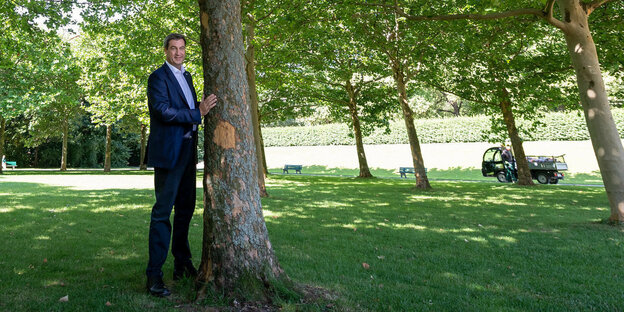 CSU-Chef Markus Söder mit Baum