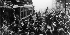Streikende Arbeiter auf Berlins Straßen am 9. November 1918