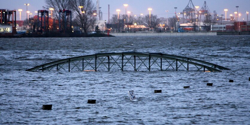 Eine Fahrgastbrücke ragt mit dem Brückenbogen aus dem Wasser.