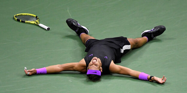 Rafael Nadal liegt ausgestreckt am Boden