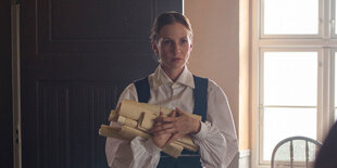 Die Schauspielerin Elisa Thiemann als Juristin Cato Böhmer im Film "Effigie - Das Gift in der Stadt".