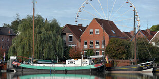 Das Altstadtpanorama mit Museumshafen in Leer.