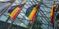 Drei Regenbogenflaggen
