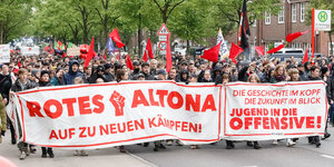 Schüler demonstrieren hinter einem Transparent mit der Aufschrift Rotes Altona.