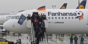 Die Spieler der deutschen Nationalmannschaft steigen in ein Flugzeug