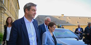 Der Fraktionsvorsitzende der CSU im Bayerischen Landtag, Thomas Kreuzer und der Bayerische Ministerpräsident Markus Söder empfangen die Verteidigungsministerin Annegret Kramp-Karrenbauer vor dem Eingang zu Kloster Banz.