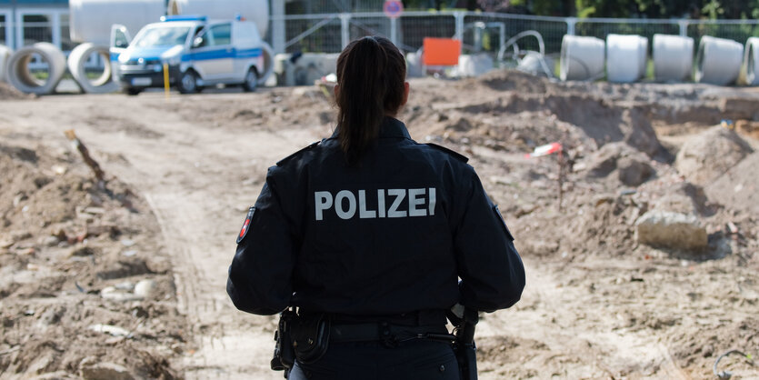 Niedersächsische Polizistin von hinten