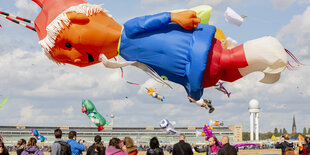 Großer Drachen in Form des Sandmännchens auf dem Tempellhofer Feld in Berlin