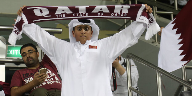 Fan mit Katar-Schal