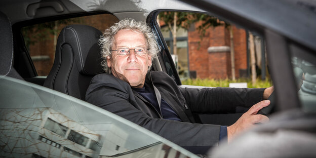Der Mobilitätsforscher Andreas Knie in einem Elektroauto sitzend