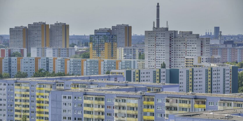 Eine Luftaufnahme von viele Plattenbauten in verschiedenen Farben