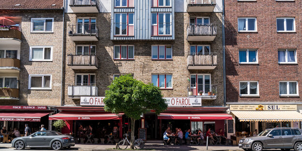 Ein Mehrfamilienhaus von außen Ein Mehrfamilienhaus von außen
