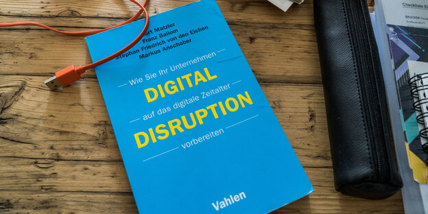 Ein Buch auf dem "Digital" und "Disruption" Ein Buch auf dem "Digital" und "Disruption"