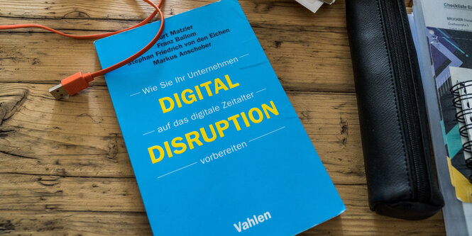 Ein Buch auf dem "Digital" und "Disruption"