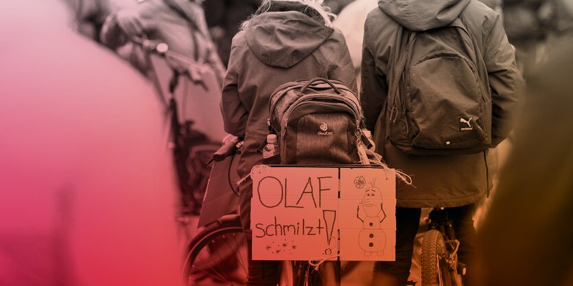 An einem Fahrrad ist auf einer "Fridays for Future"-Demonstration im April in Hannover ein Schild mit der Aufschrift „Olaf schmilzt!“ befestigt.