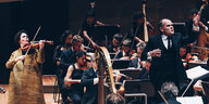 Due Geigerin Tabea Zimmermann links und Dirigent François-Xavier Roth rechts in der Philharmonie