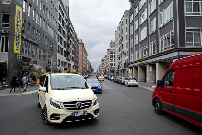 Die Berliner Friedrichstraße im Normalzustand mit Autoverkehr