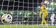 Der Torwart von Borussia Mönchengladbach schaut enttäuscht, als zum vierten Mal der Ball ins Tor fliegt
