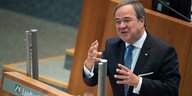 NRW-Ministerpräsident Armin Laschet steht am Rednerpult im Düsseldorfer Landtag, spricht und gestikuliert