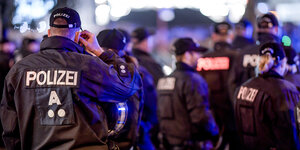 Polizisten in dunklen Uniformen der Bereitschaftspolizei stehen im Pulk